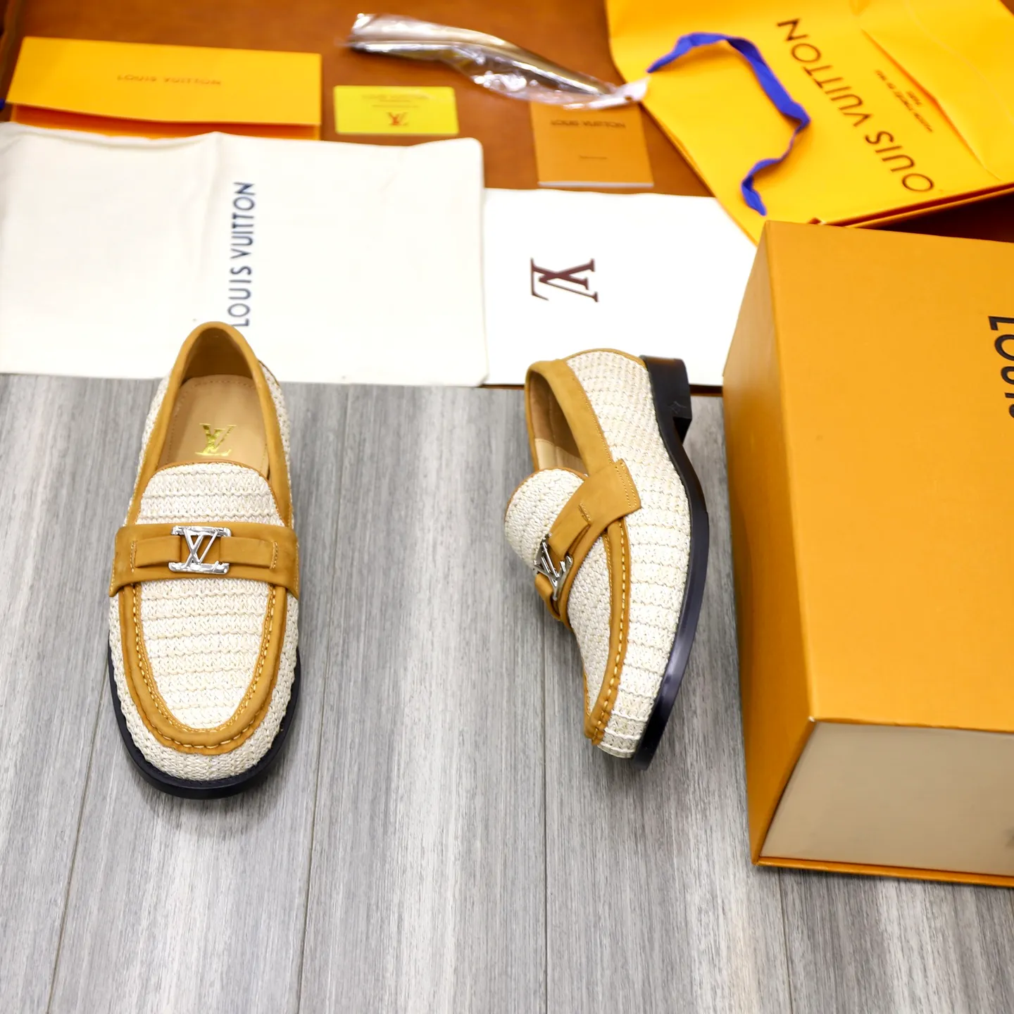 Men's shoes 💰: 💰900LV Louis Vuitton slip-on loafers, top quality products produced in Dongguan, ready for sale! This LV Glove loafer is made of selected soft cowhide, with a slightly wrinkled leather surface and a very high-end texture. Each pair is unique. The leather surface is light and soft, with a fine texture and good luster. It is a classic loafer style, with exquisite handmade mark stitching on the toe, and a square toe configuration to highlight the classic style. The horizontal band has hot-printed LV three-dimensional letters, semi-solid handcrafts and a genuine leather outsole, and a rubber patch on the heel to create wear-resistant performance and comfort. One of the must-have loafers for men! Comes with full original packaging! Code number: 38-39-40-41-42-43-44 (38, 45, 46 customized) standard leather shoe code
